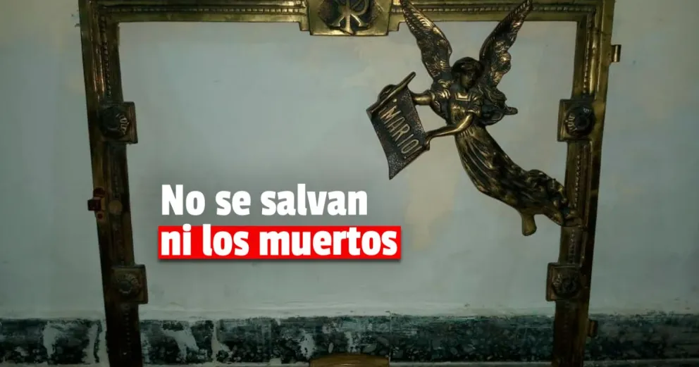 Detuvieron a un joven por robar cuadros de bronce de nichos, el otro delincuente huyó