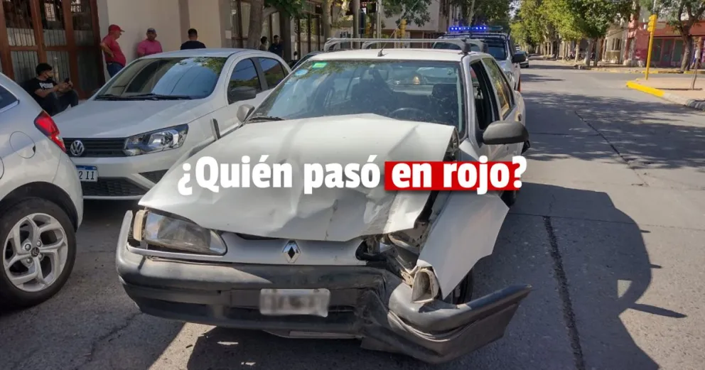 Capital: fuerte choque entre dos autos en un cruce peligroso