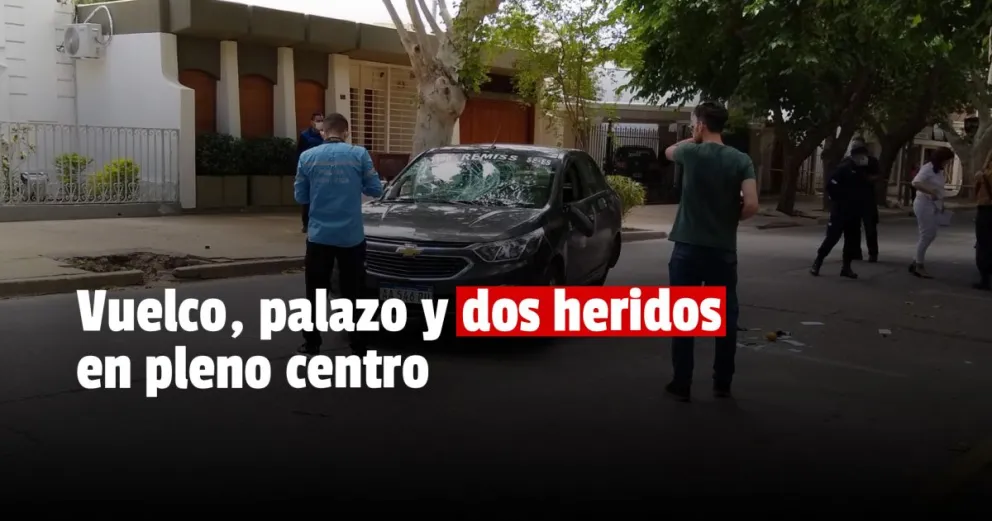 Un remis se dio vuelta en pleno centro: el chofer y un pasajero internados 