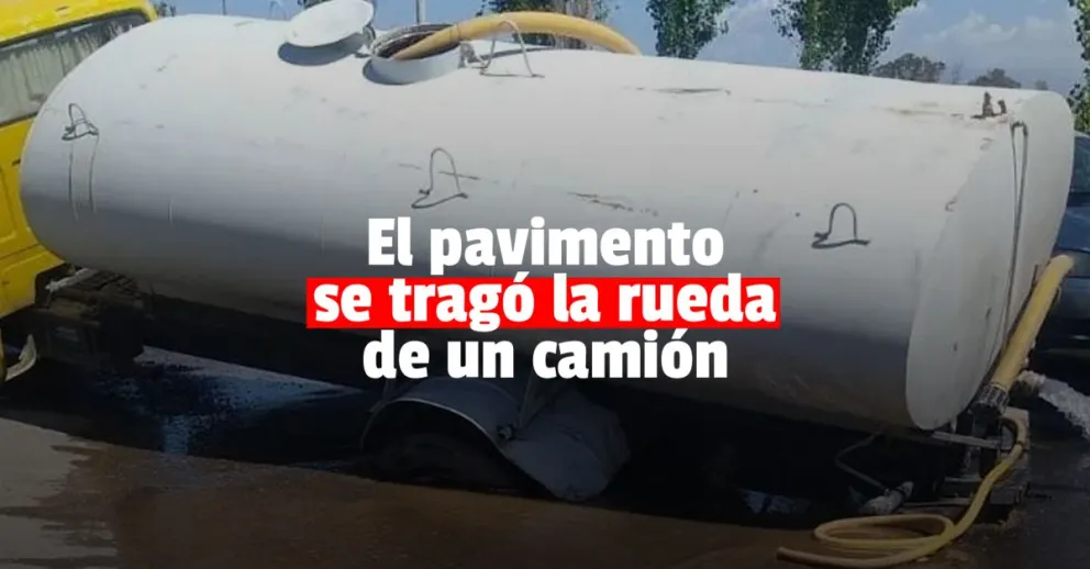 Un camión cisterna se hundió en el medio de una calle