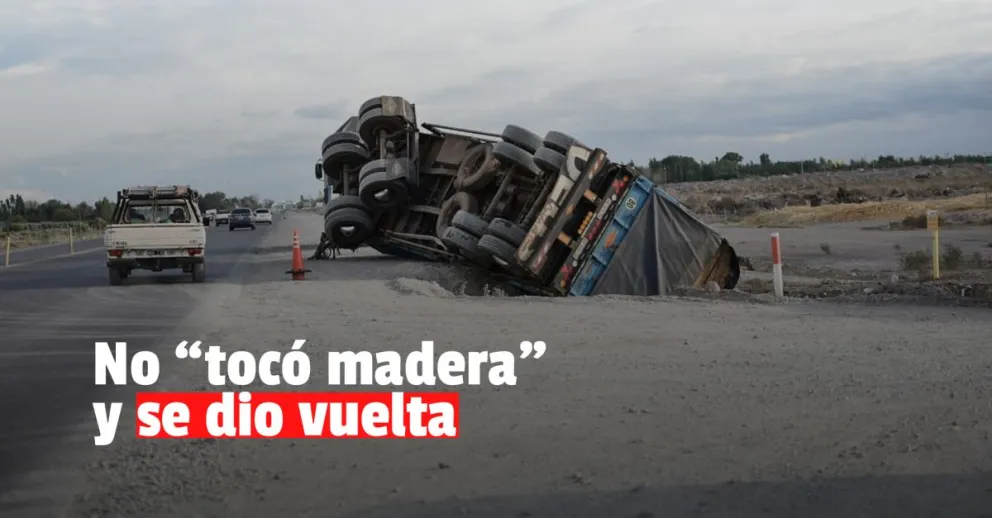 Un camión cargado con machimbres se cayó a un zanjón y terminó dado vuelta