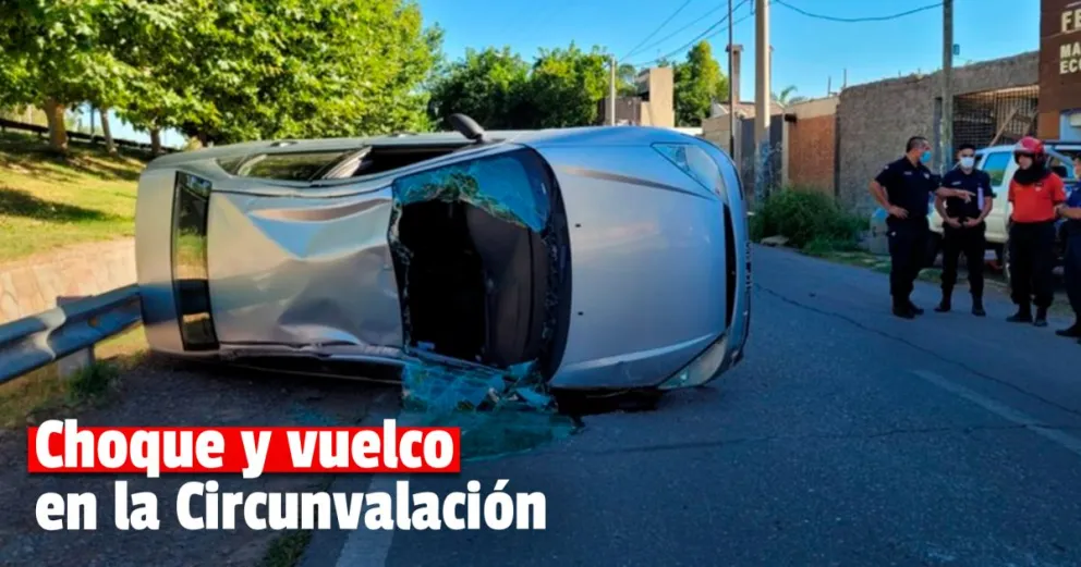 Tremendo vuelco en Avenida de Circunvalación: un Ford Focus terminó destruido