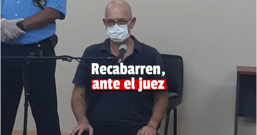 El médico forense acusado de abuso sexual cara a cara con el juez.