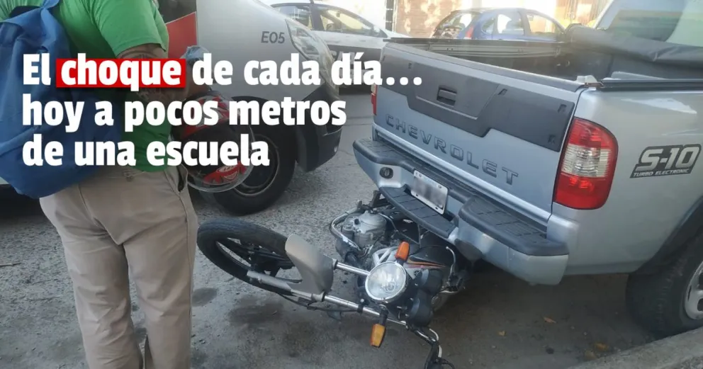 Fuerte choque en una peligrosa esquina: una moto terminó debajo de una camioneta  