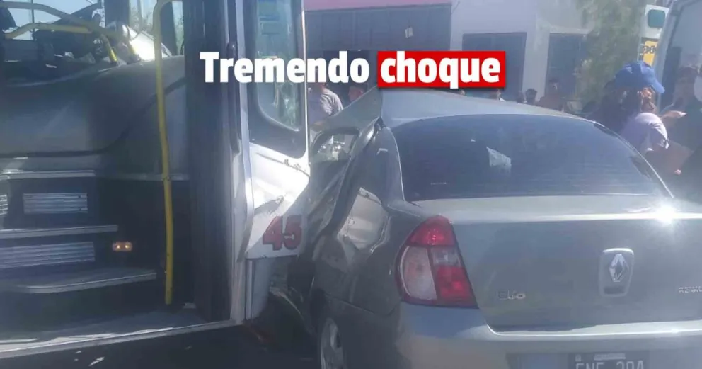Fuerte choque entre un colectivo y un auto en Sarmiento