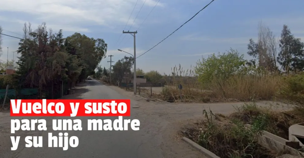 Una mujer y su hijo volcaron en el auto y terminaron en un canal