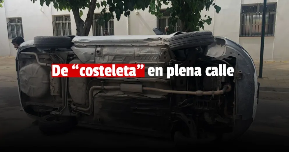 Un taxista chocó contra otro auto y quedó de costado en plena calle