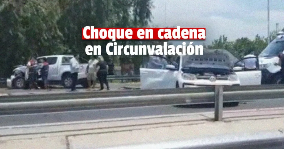 Un camión perdió su carga de cemento y provocó un choque en cadena