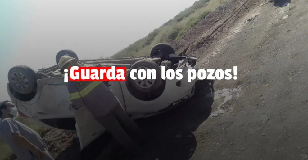 Una mujer trató de esquivar un pozo y terminó volcando 