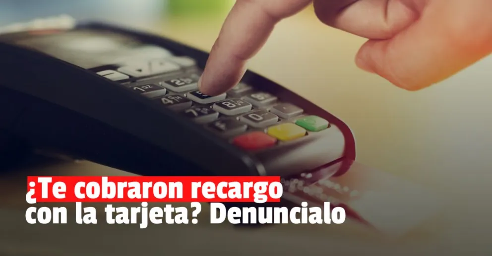 Cómo denunciar el cobro con recargo en las compras con débito
