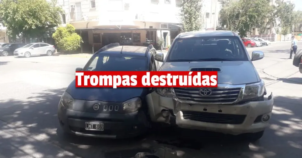 Fuerte choque entre un auto y una camioneta en el microcentro sanjuanino 