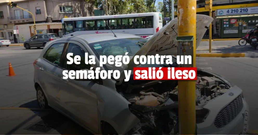 Un auto terminó chocando contra un semáforo tras un siniestro vial