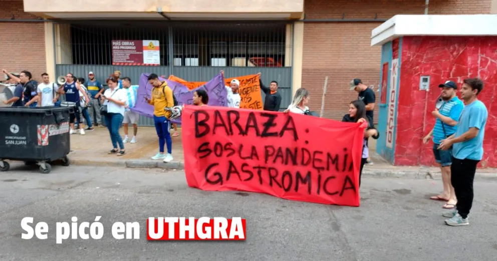 Manifestación en la puerta de UTHGRA por presuntas irregularidades en las elecciones