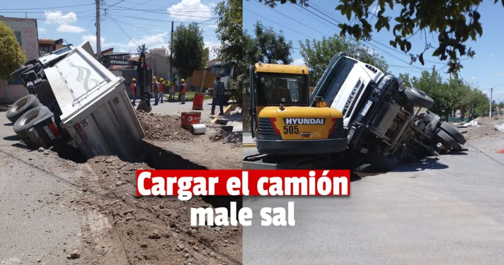 Insólito: el terreno cedió, un camión se hundió y casi se da vuelta mientras trabajaba