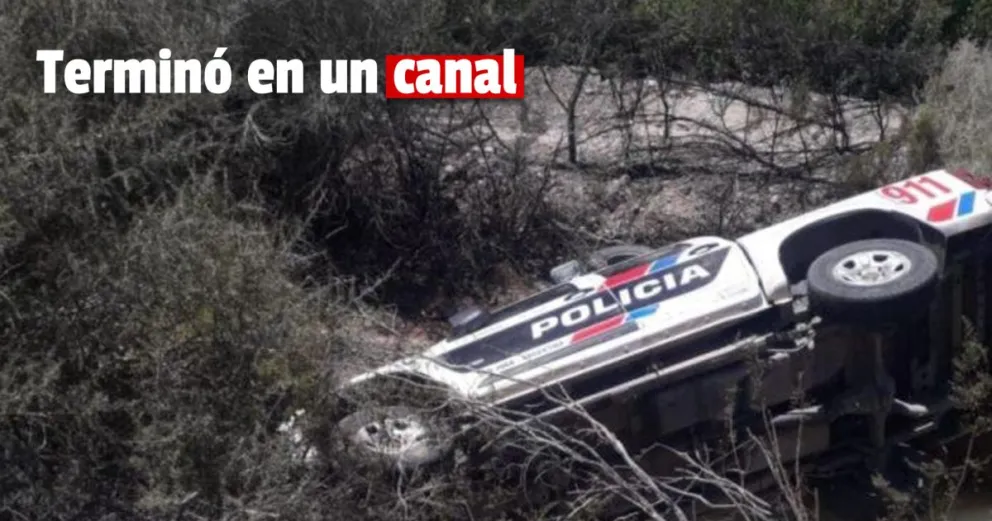 Un patrullero volcó y cayó a un canal en Albardón