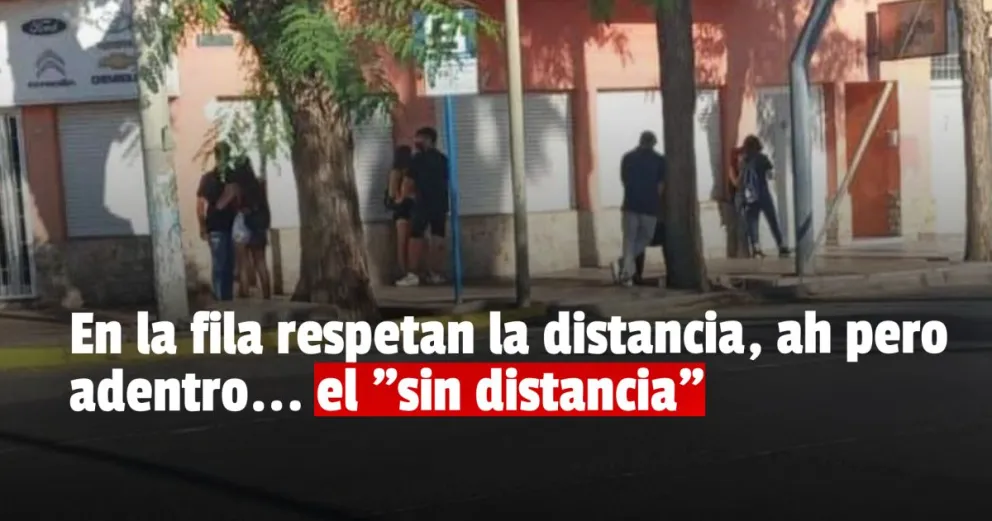La fila de espera en la puerta de un conocido albergue transitorio que se volvió viral