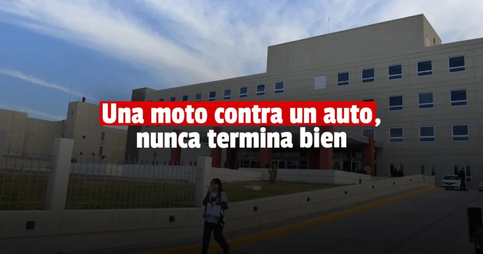 Un motociclista terminó inconsciente tras chocar contra un auto