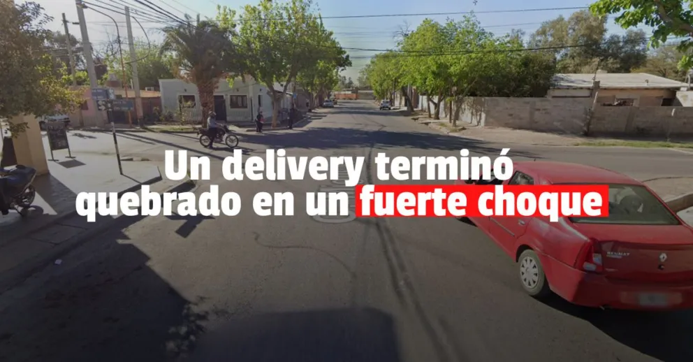 Un delivery chocó con un auto y sufrió graves heridas
