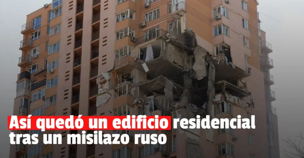 El conmocionante momento en que un misil ruso impacta a un edificio de apartamentos. 