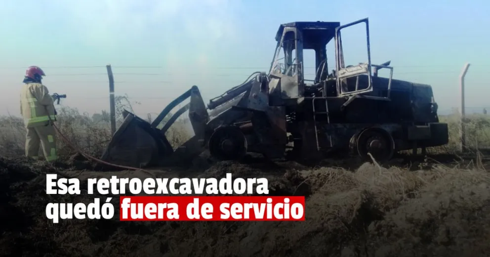El fuego redujo a cenizas una retroexcavadora 