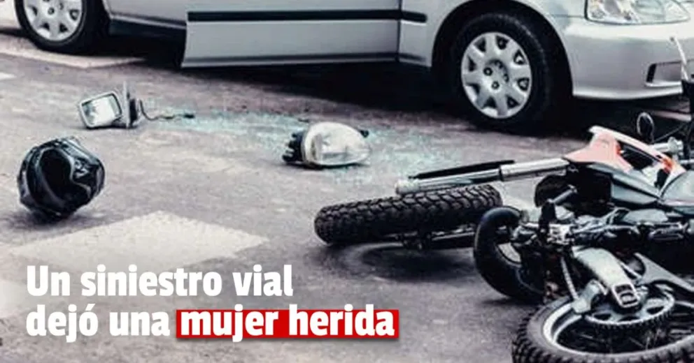 Un auto y una moto colisionaron: hay una persona hospitalizada
