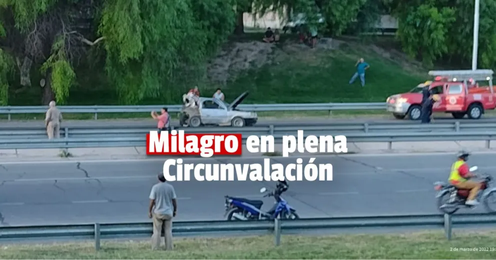 Una camioneta Toyota impactó contra un auto