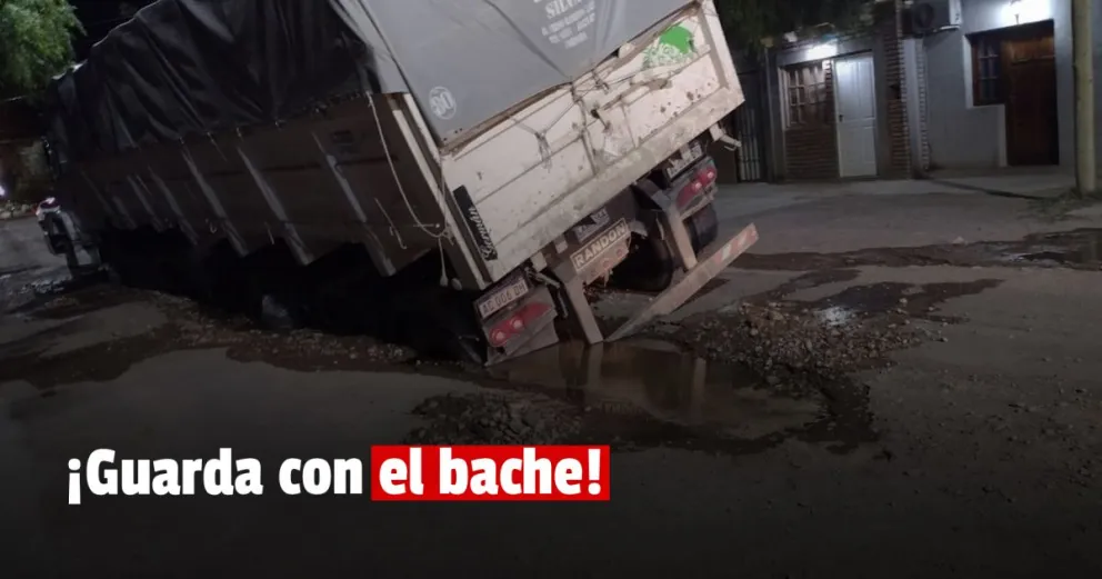 Un camión se hundió en el pozo de una calle