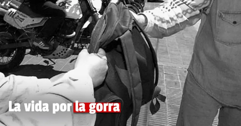 Intentaron robarle la gorra y la mochila pero los enfrentó