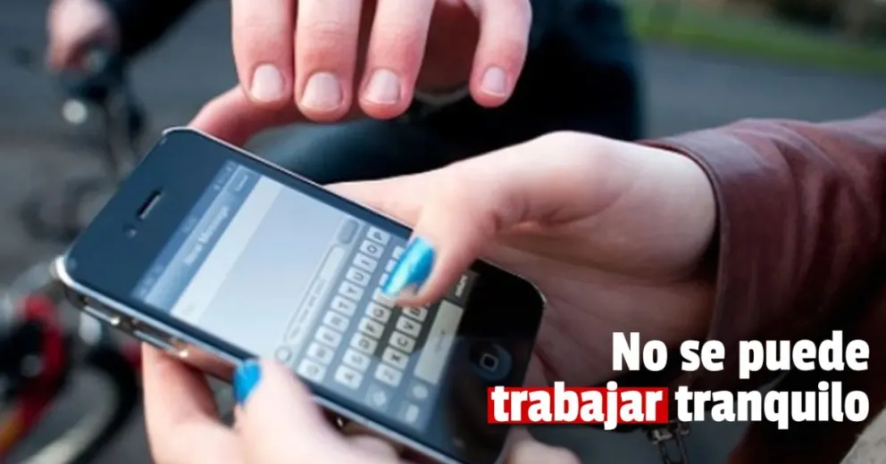 Le robaron el celular, los siguió hasta donde se escondieron y recuperó su móvil