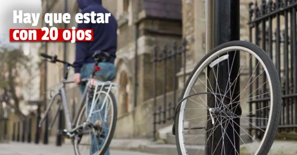 Conversaba con una amiga, se descuido un segundo y le robaron la bici