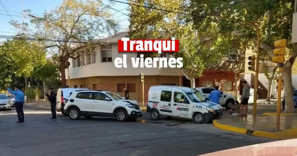 Un móvil policial chocó con un auto en un cruce con semáforos