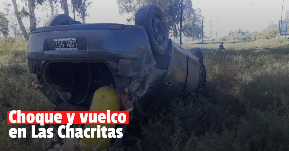 Un auto quedó dado vuelta luego de chocar en la Ruta 20