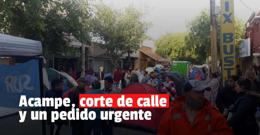 Organizaciones sociales acamparon toda la noche en una transitada calle 