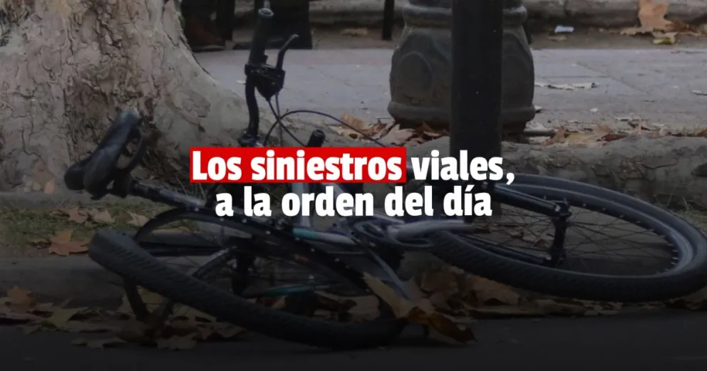 Un ciclista adolescente fue chocado por una moto y quedó con graves golpes