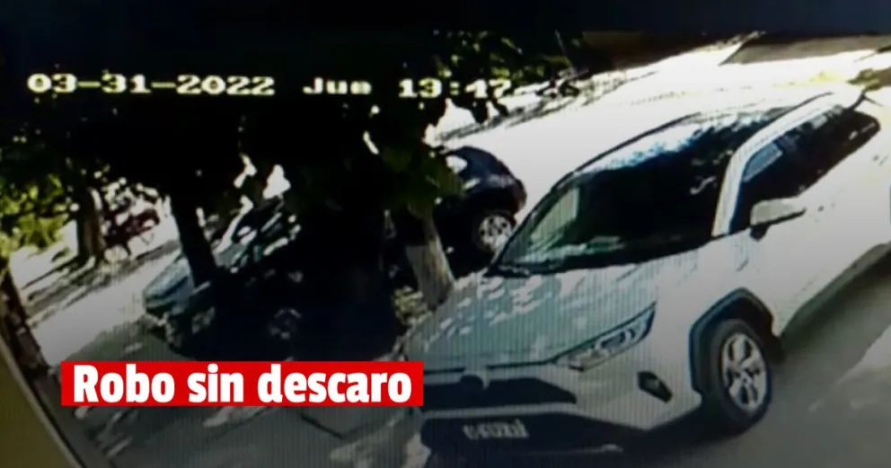 A plena luz del día, malvivientes robaron el techo de vidrio de un auto 206