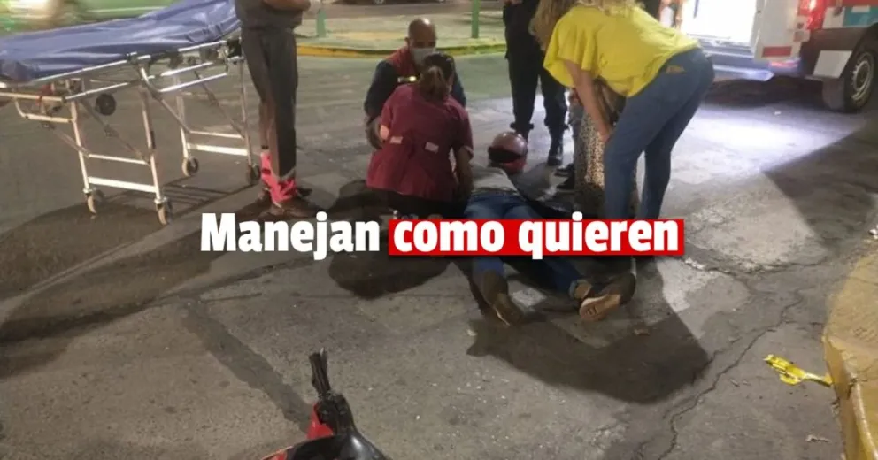 Un auto dobló en U y atropelló a un motociclista