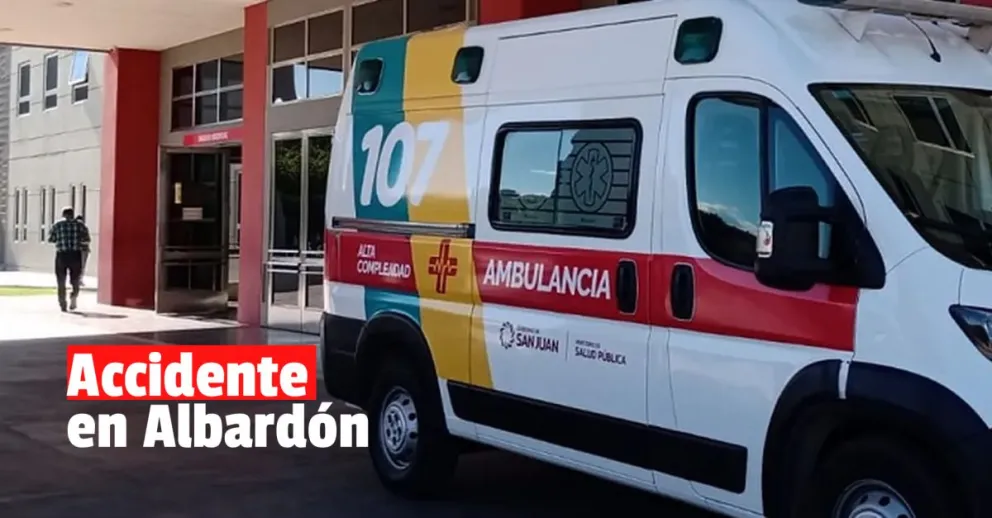 Una mujer volcó en su auto y terminó en un zanjón