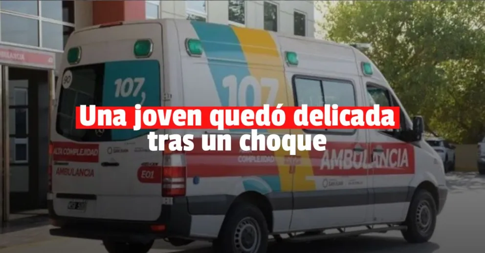 Una moto chocó contra un auto y una joven quedó en estado delicado