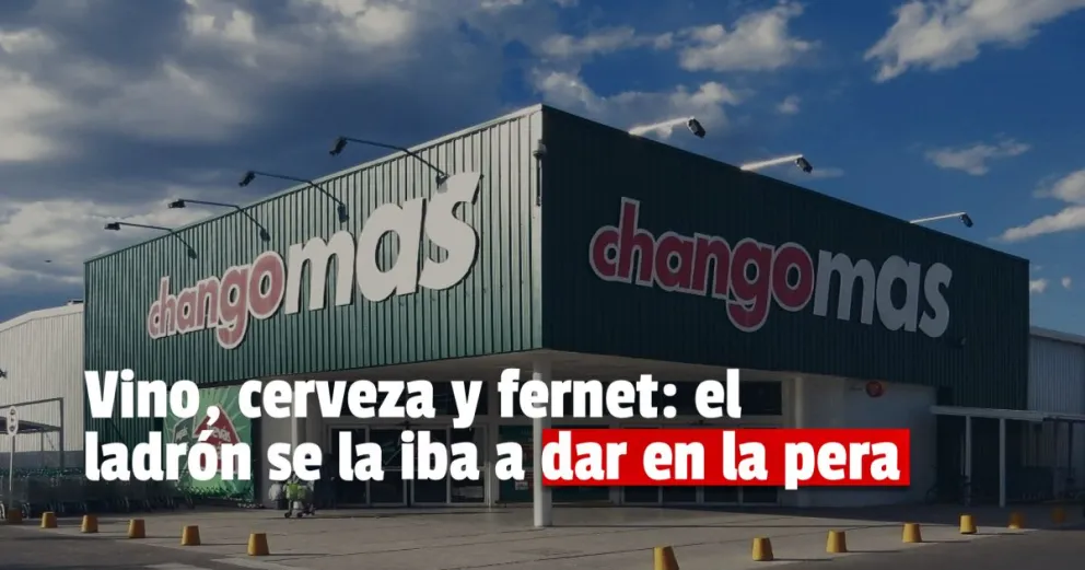 Un delincuente ingresó a un supermercado y arrasó con varios productos