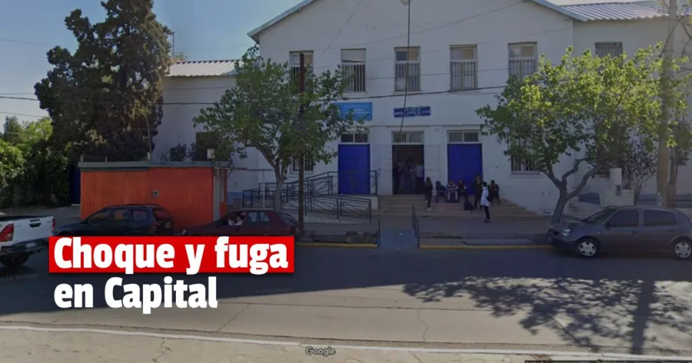 Un conductor chocó a una moto frente a una escuela y se dio a la fuga