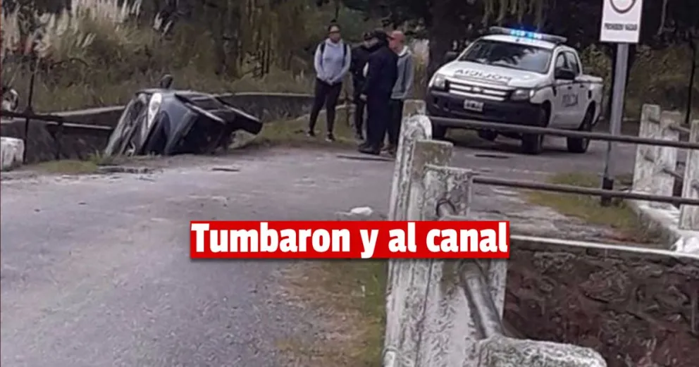 Un auto volcó y terminó en un canal