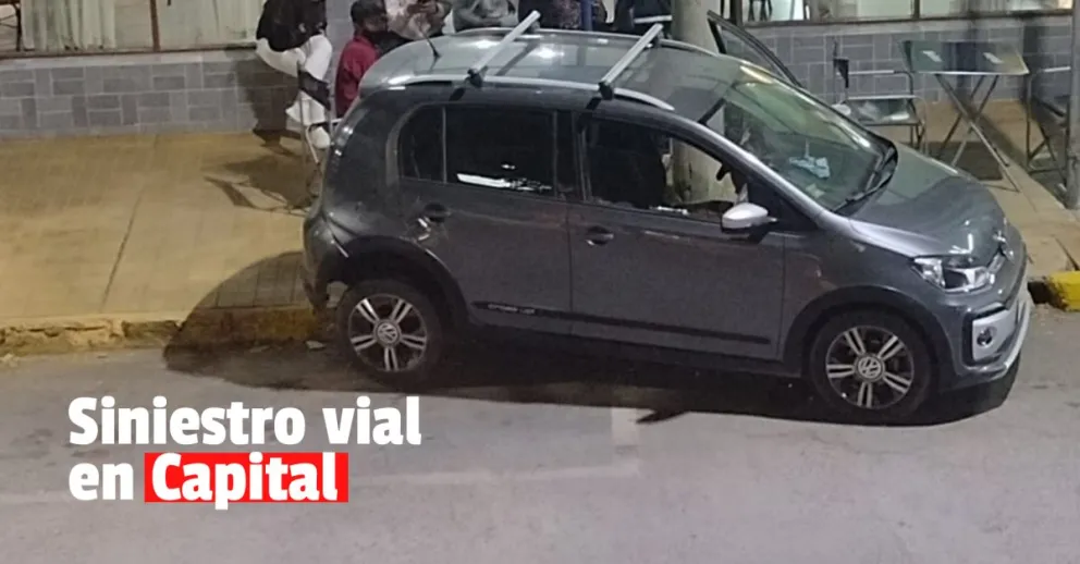 Un auto impactó contra otro que se encontraba estacionado