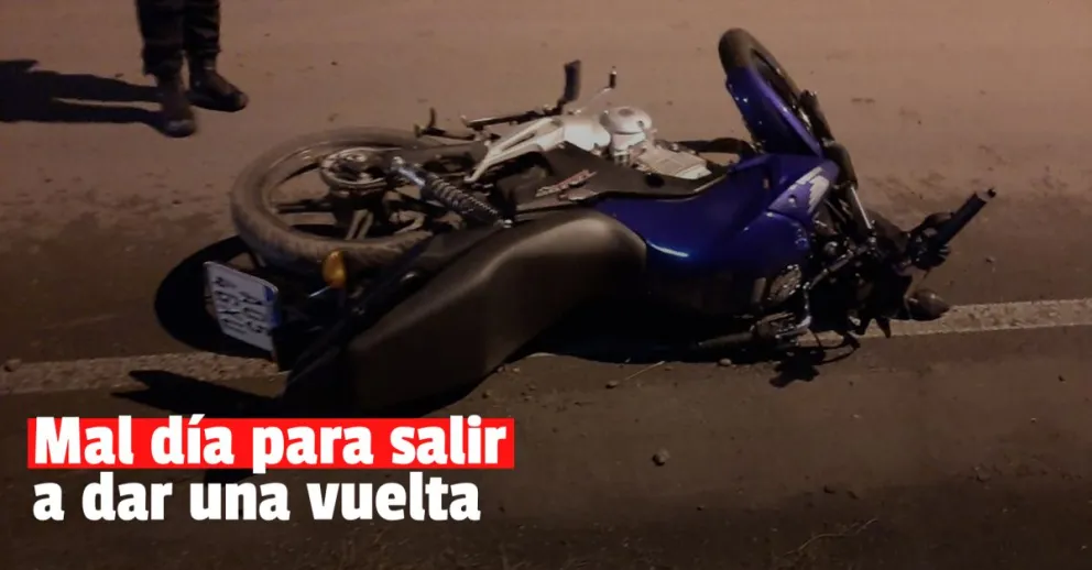 Perdió el control de su moto y terminó con graves heridas