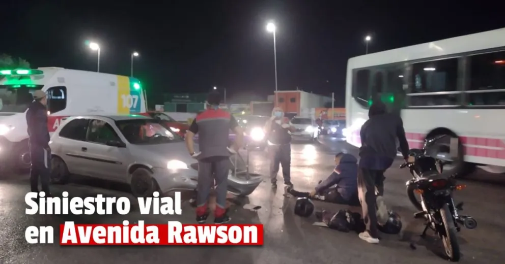Un auto impactó contra una moto: no hay heridos de gravedad