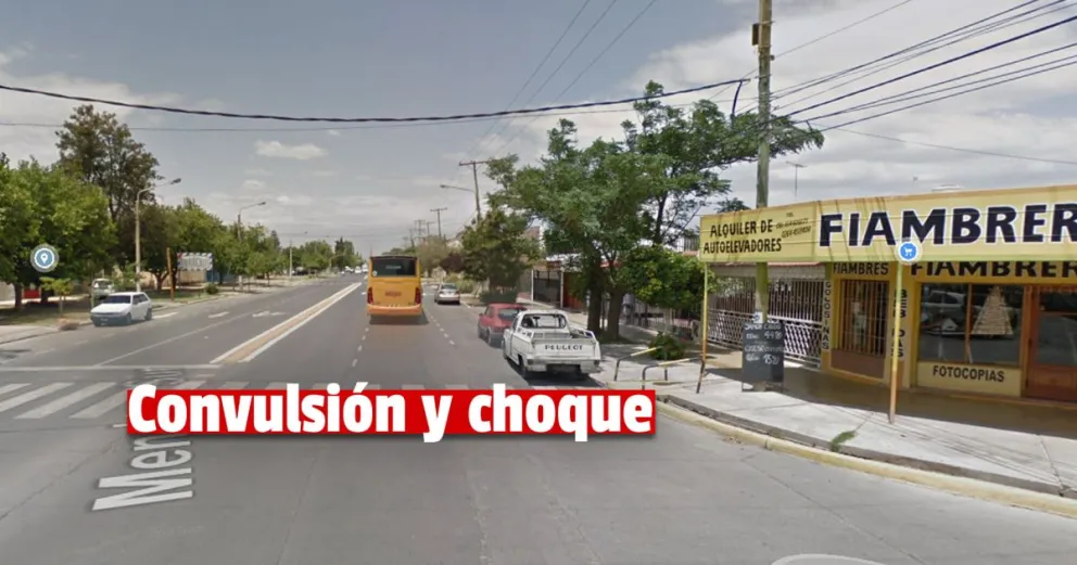 Convulsionó mientras conducía y se estrelló contra un local comercial